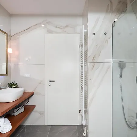 Valery Pensión Split